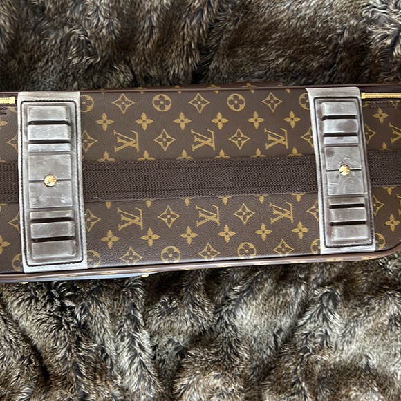 Louis Vuitton suitcase with wheels - Picture 8 of 16
